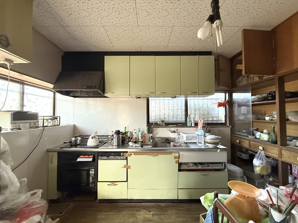 1980s concrete house near the coast in Ibusuki, Kagoshima