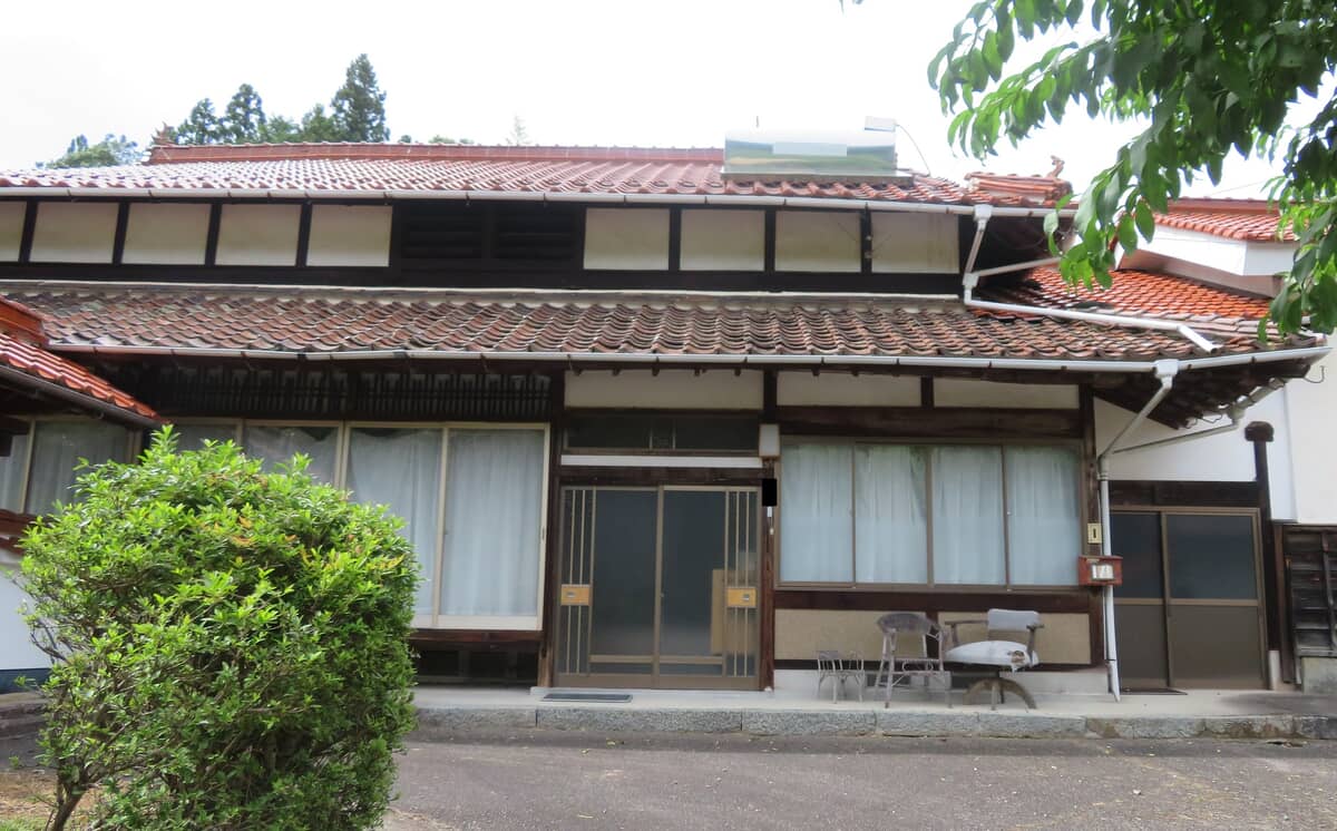 Wood house on a large plot in Hiroshima