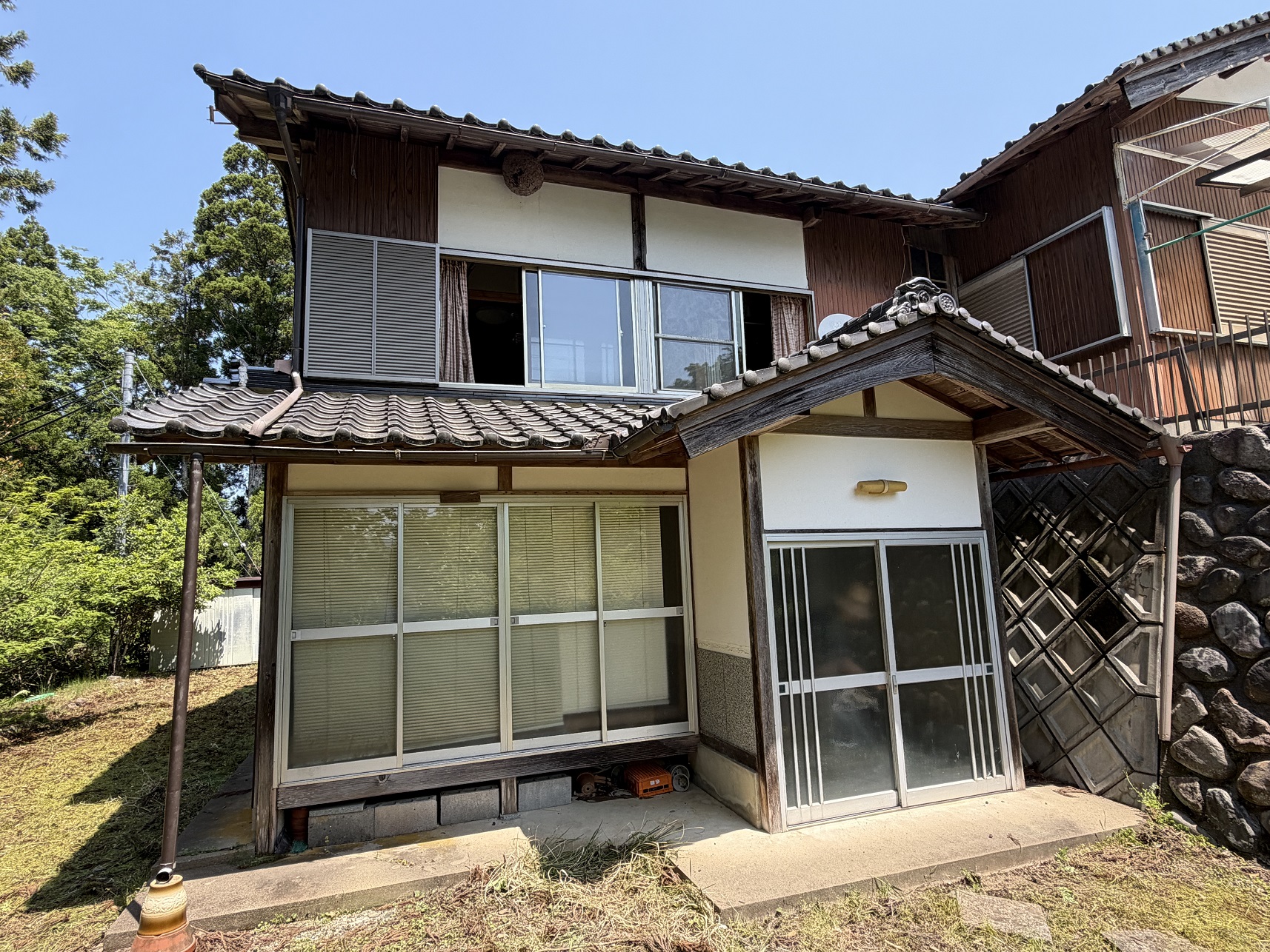 1980s wood house on a large plot in Fukuchiyama, Kyoto