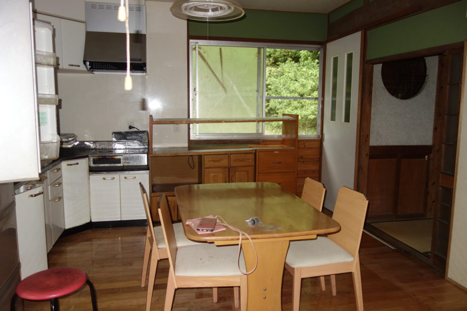 1970s wood house on a large plot in Nagasaki