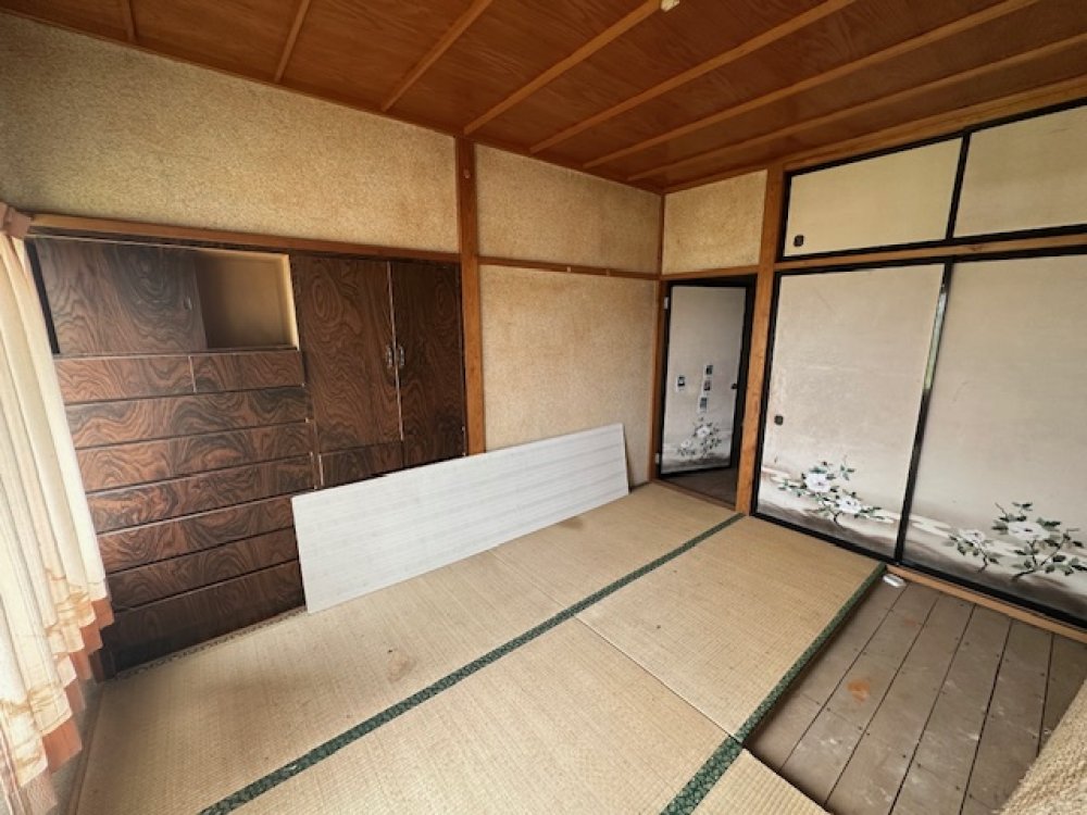Traditional-style tatami-room house with storage shed!