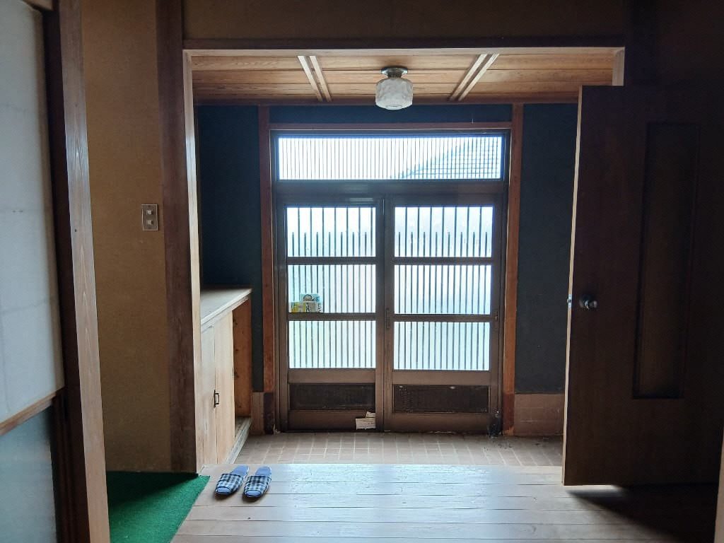 1980s wood house on a large plot in Nagasaki