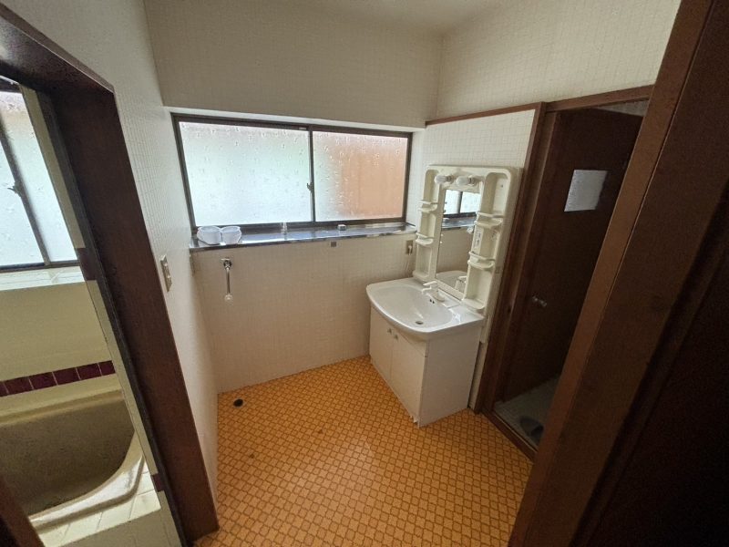 1980s wood house on a large plot in Iwate