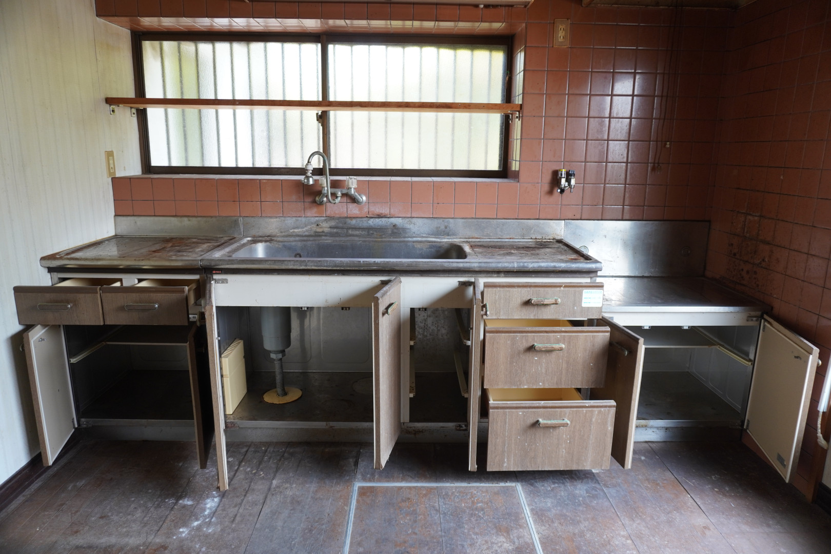 Good natural lighting! Convenient location near the station in town, with good accessibility. Recommended for families!