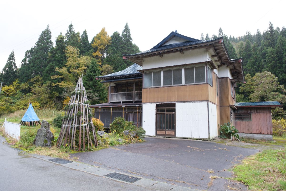 1960s wood house on a large plot in Yamagata