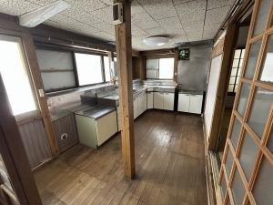 1960s wood house on a large plot in Niigata