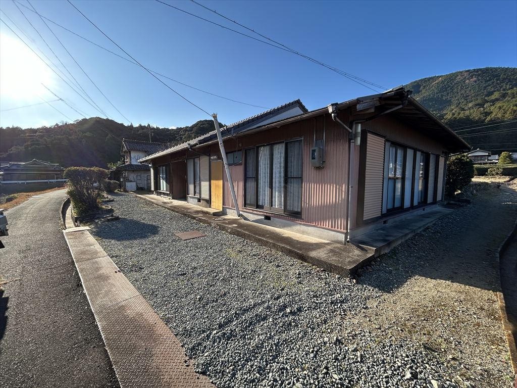 1910s wood house on a large plot in Mie