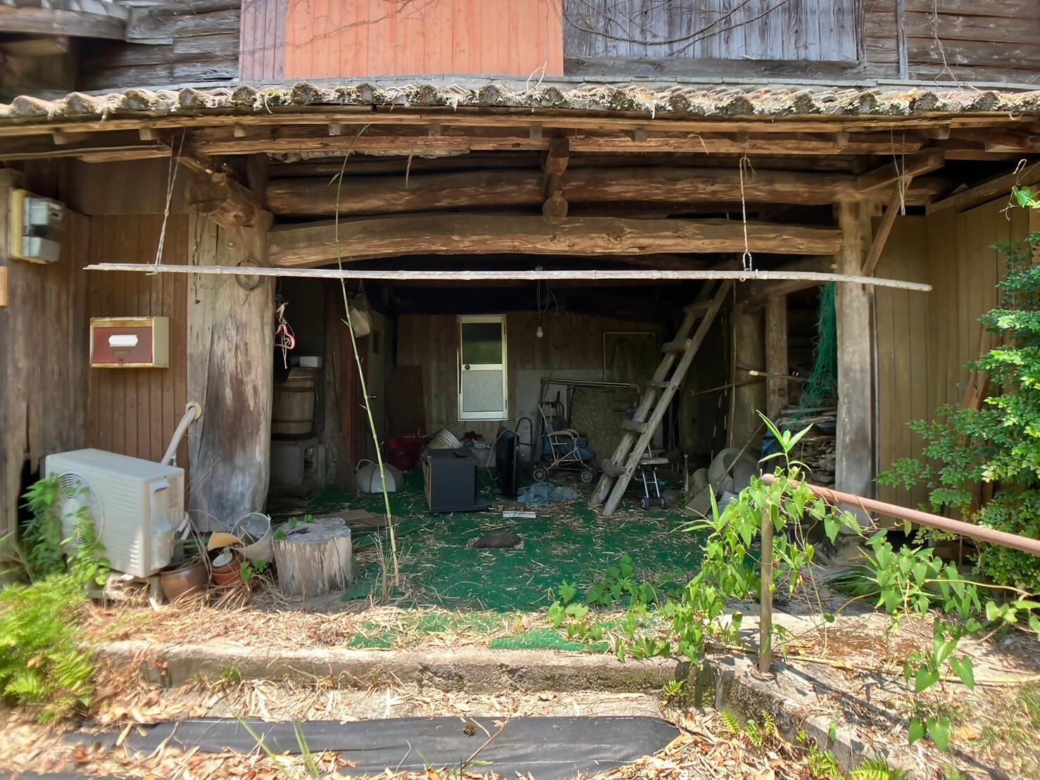 1950s wood house on a large plot in Sumiyoshi, Aira