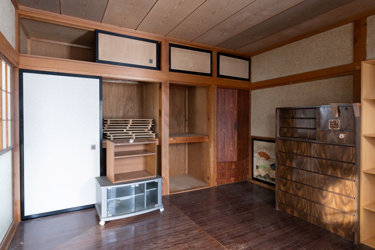 1980s wood house on a large plot in Yamagata