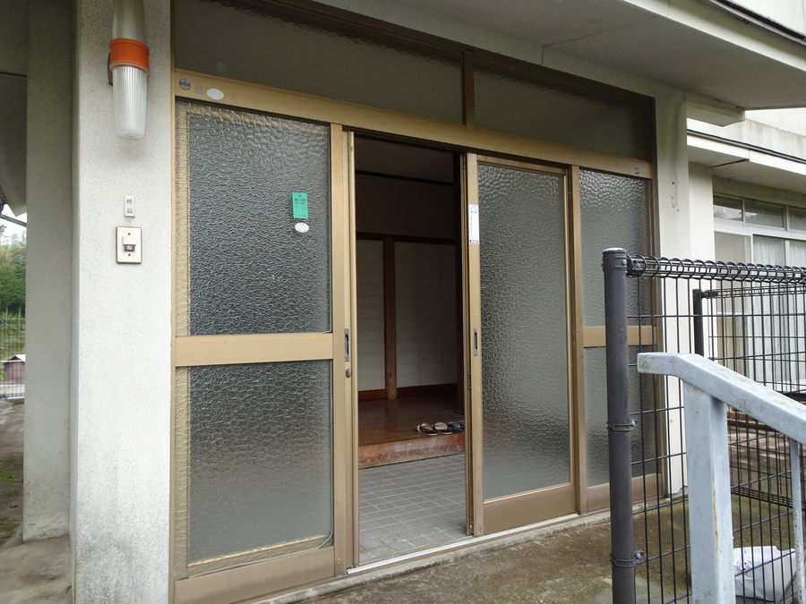 1970s steel-frame house on a large plot in Shimane