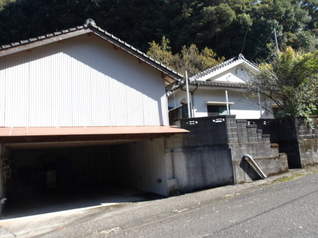 1990s wood house on a large plot in Iriki, Satsumasendai