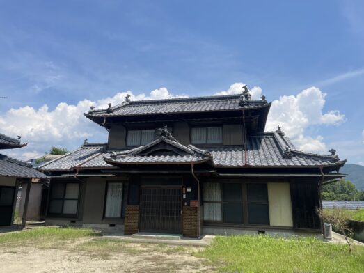 1970s wood house with storehouses in Tokushima