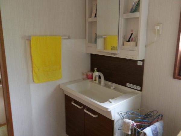 1960s wood house, 17-min walk to station, Ehime