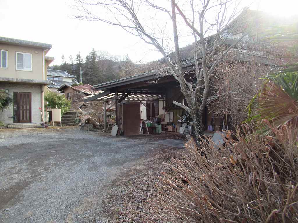 1990s concrete house on a large plot in Nagano