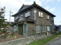 1970s wood house on a large plot in Niigata