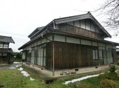 1980s wood house on a large plot in Niigata