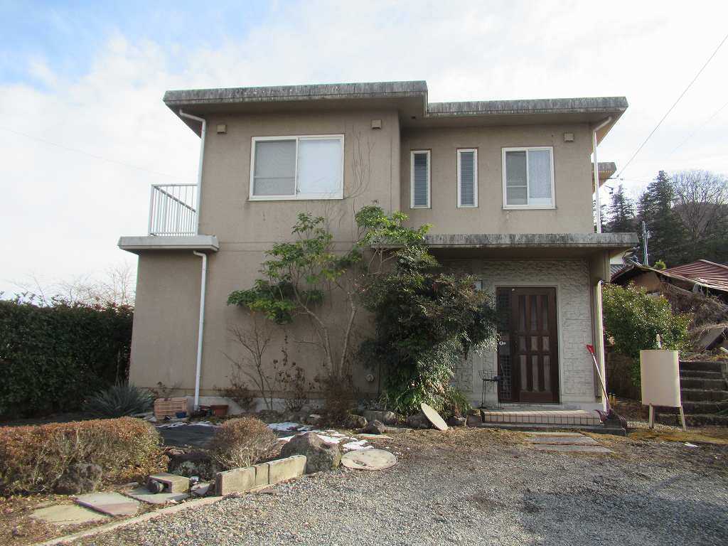 1990s concrete house on a large plot in Nagano