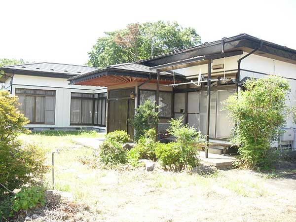 1980s wood house on a large plot in Iwate