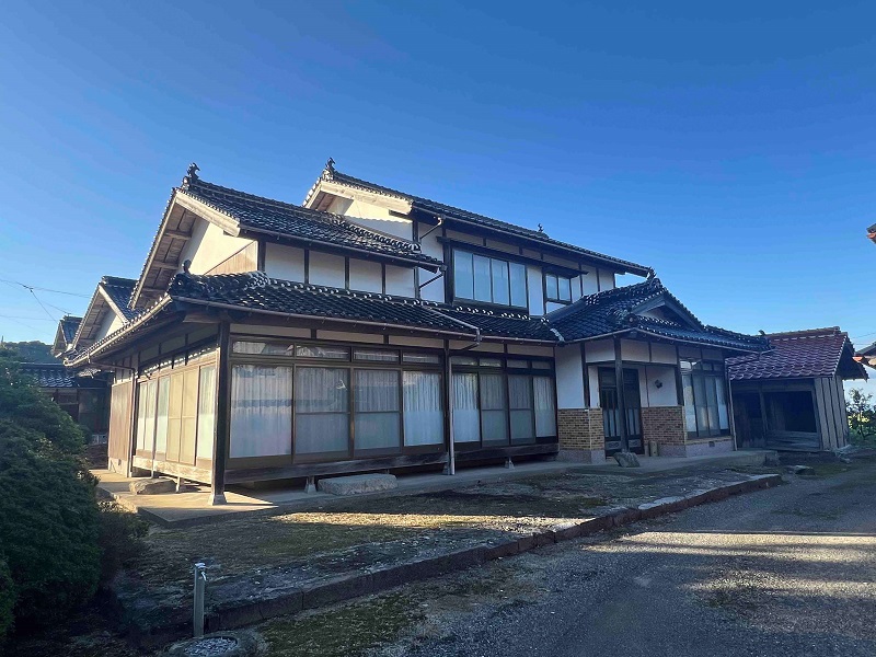 1970s wood house on a large plot in Tottori