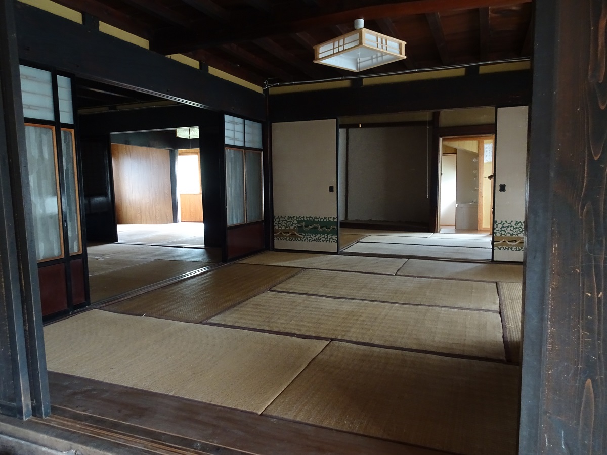 1910s wood house on a large plot in Hyogo