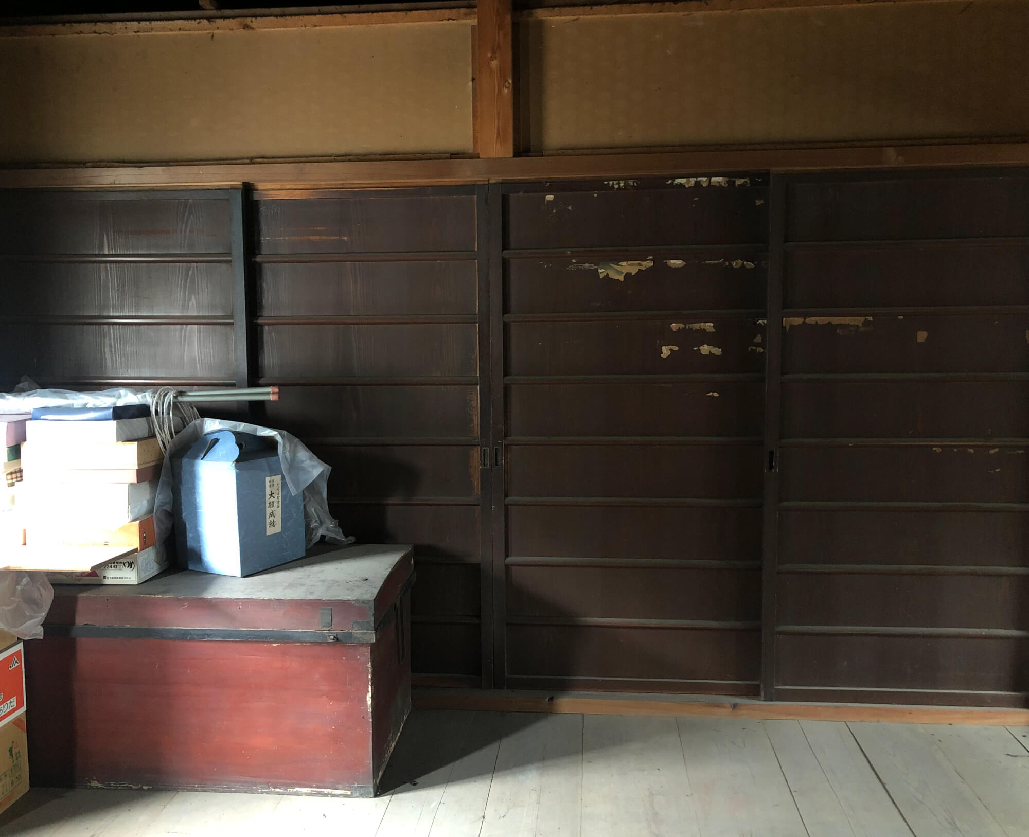 Wood house with storehouses in Shiga