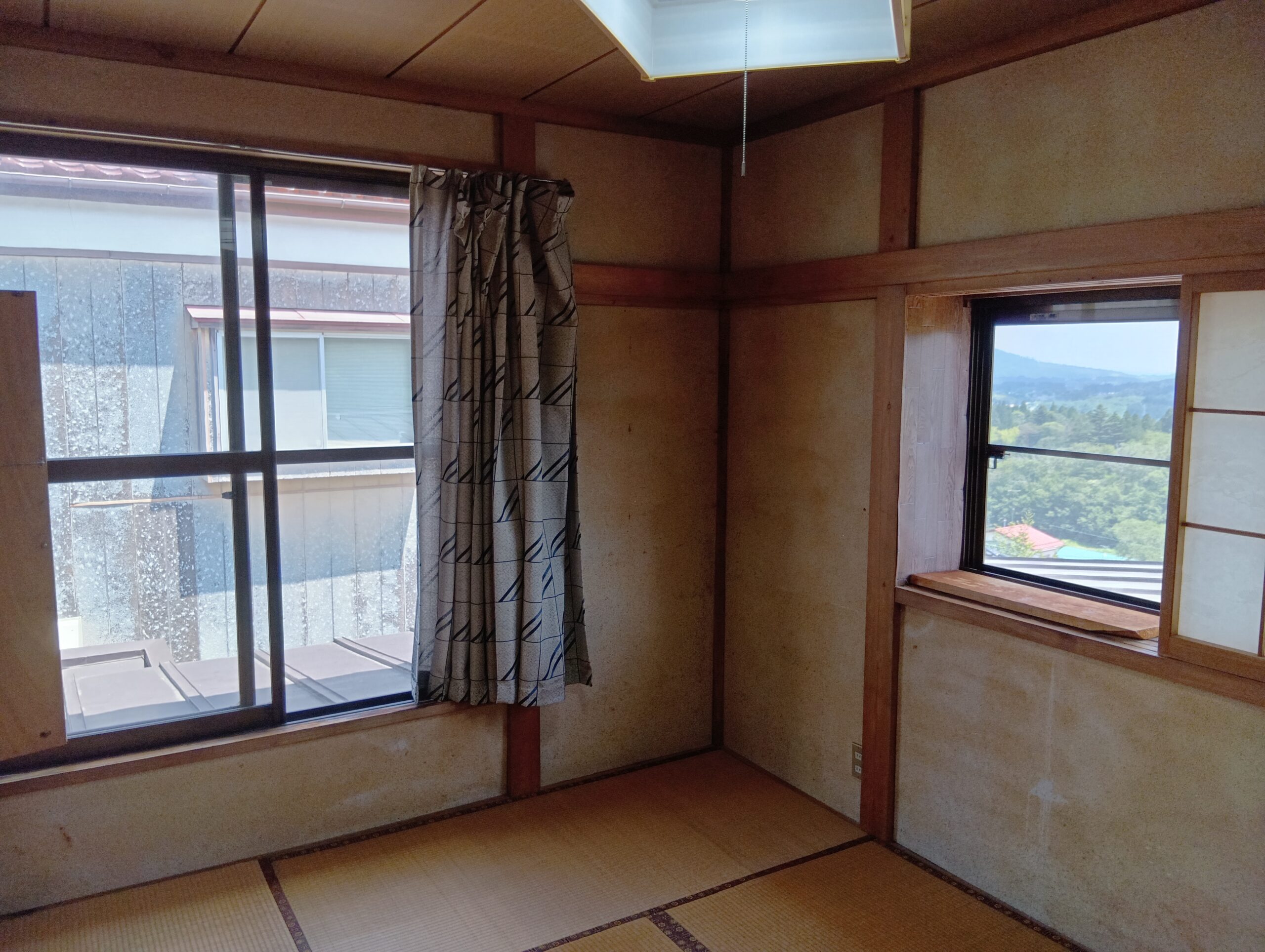 Spacious Rooms; Sunny Home on Elevated Ground