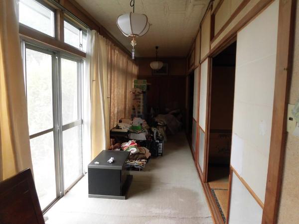 Property with good sunlight and a veranda