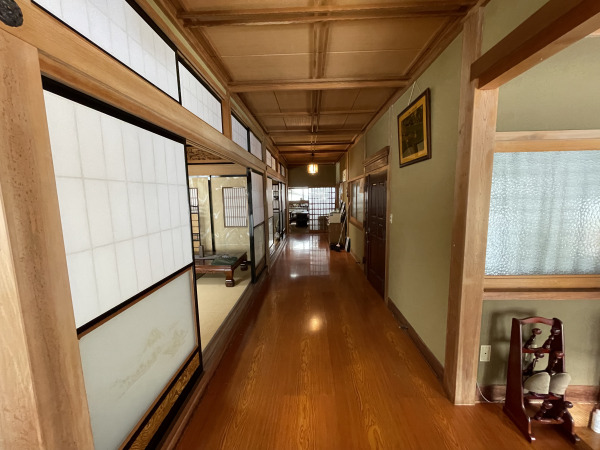 1980s wood house on a large plot in Tottori