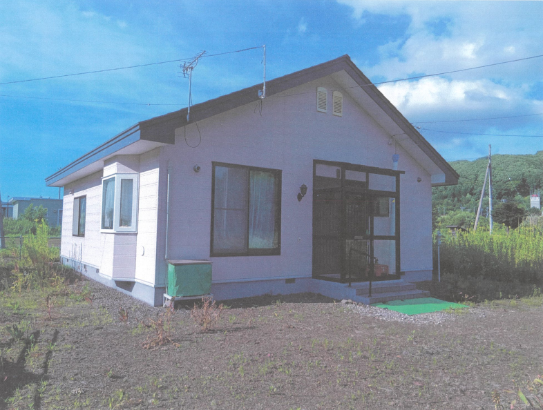 1990s wood house on a large plot in Hokkaido