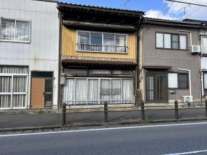 1920s wood house with outbuildings in Niigata