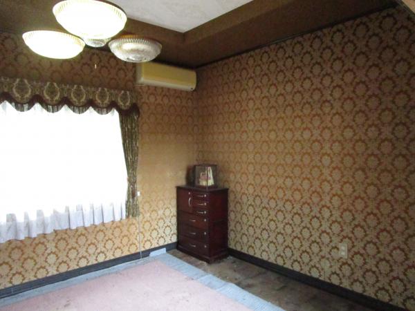 1960s wood house on a large plot in Oita