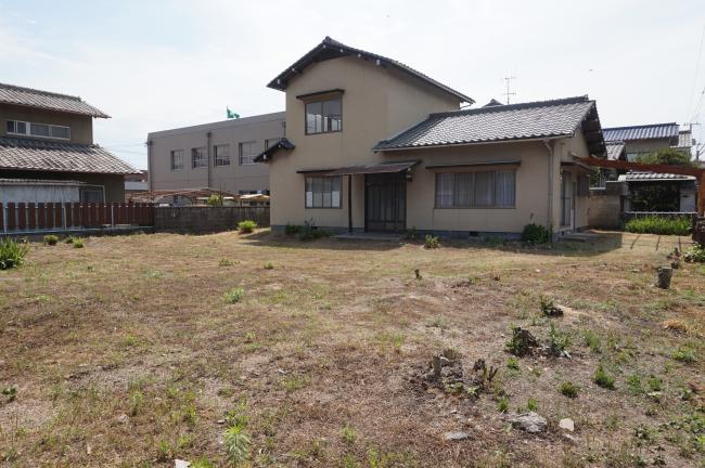 1970s wood house, 14-min walk to station, Okayama