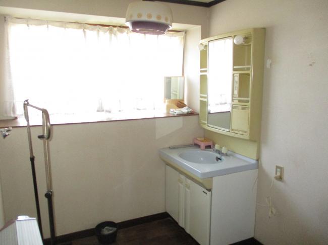 1970s wood house, 15-min walk to station, Okayama