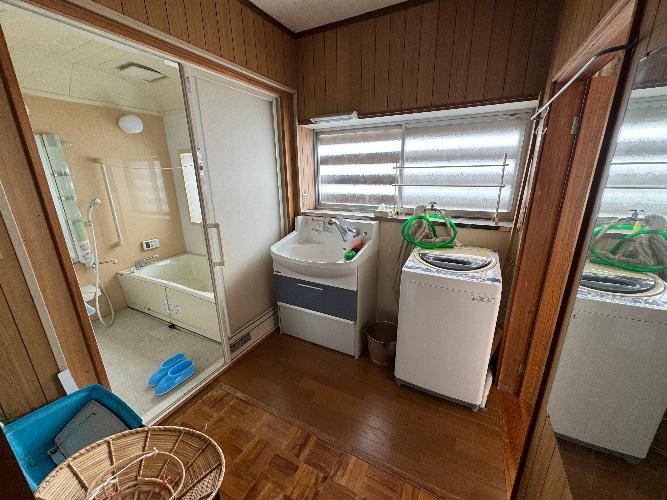 1970s wood house, 11-min walk to station, Tokamachi, Niigata