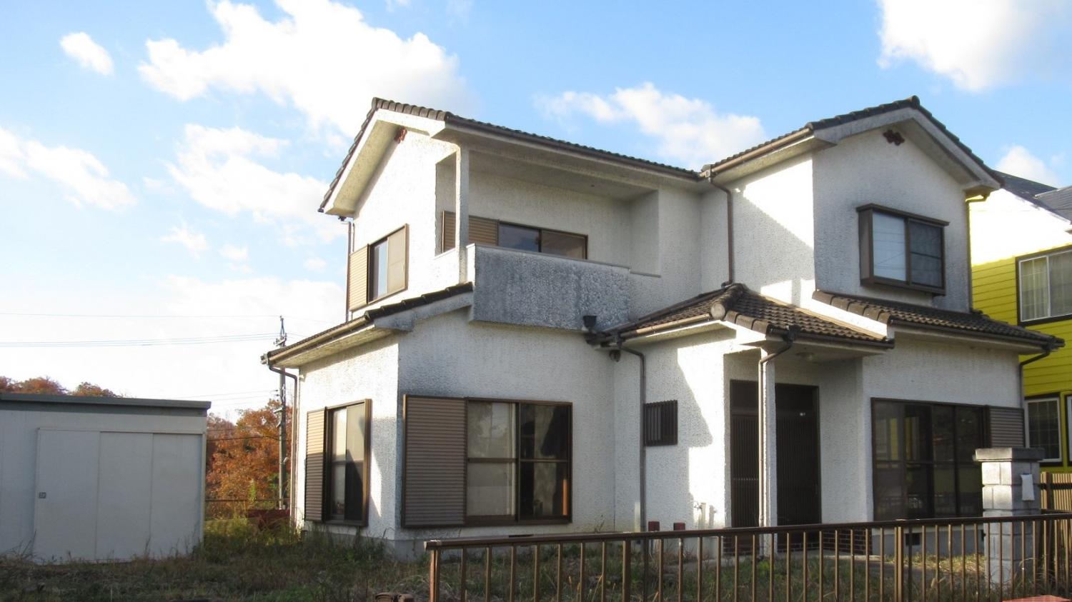 Spacious wooden two-story house in a quiet residential area [Property No. 556]