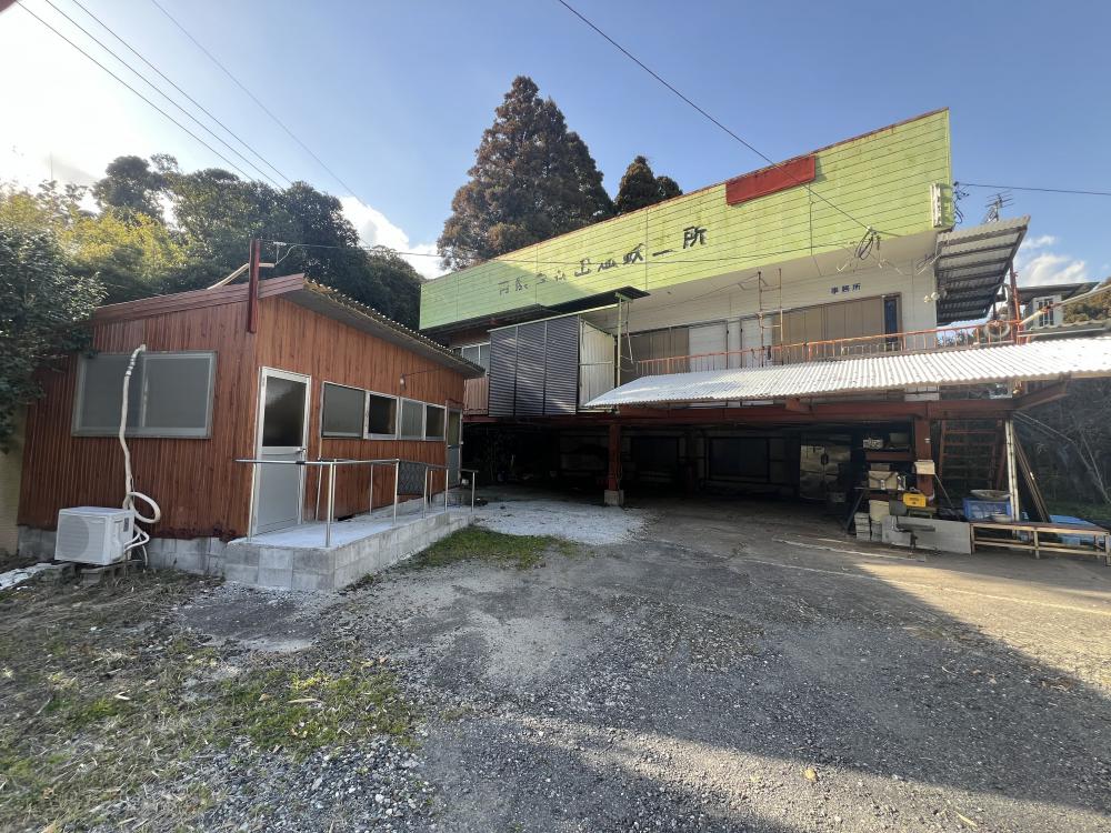 1990s steel-frame house with outbuildings in Aira, Kanoya