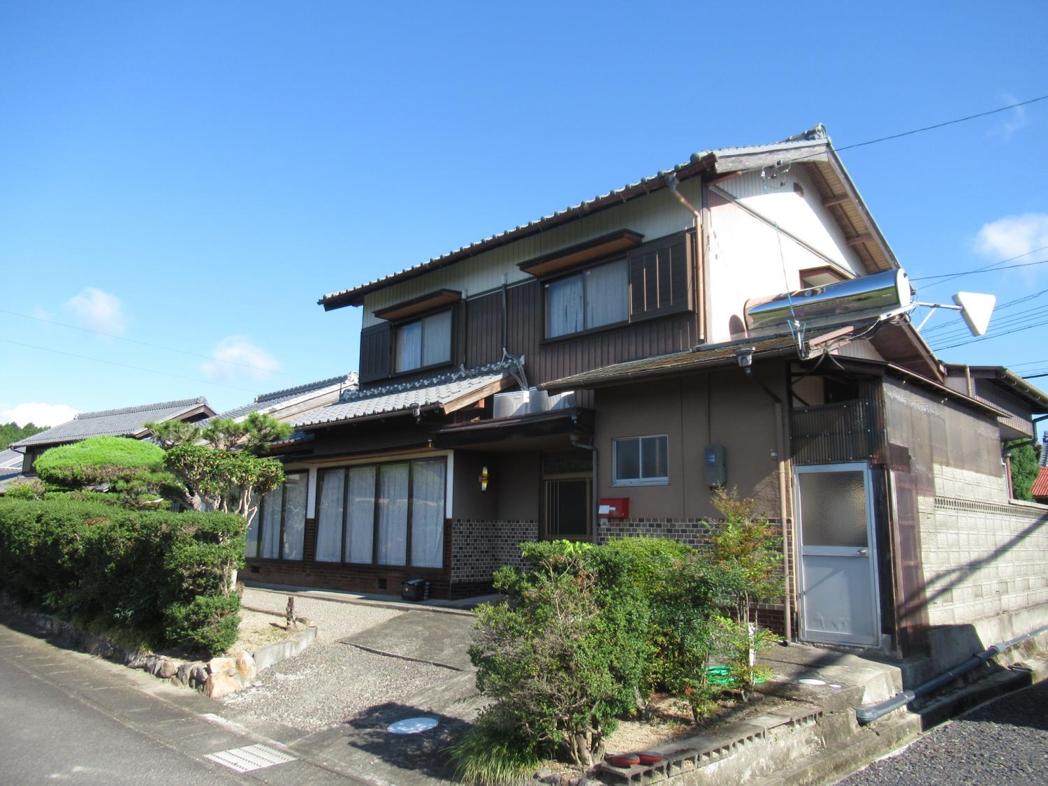 Old farmhouse with many rooms near elementary and middle schools [Property #538]