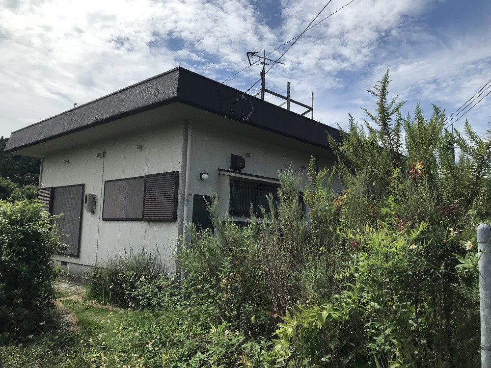 1980s concrete house near the coast in Ibusuki, Kagoshima