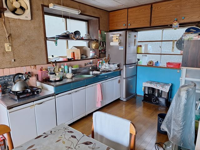 1970s wood house with storehouses in Yamaguchi