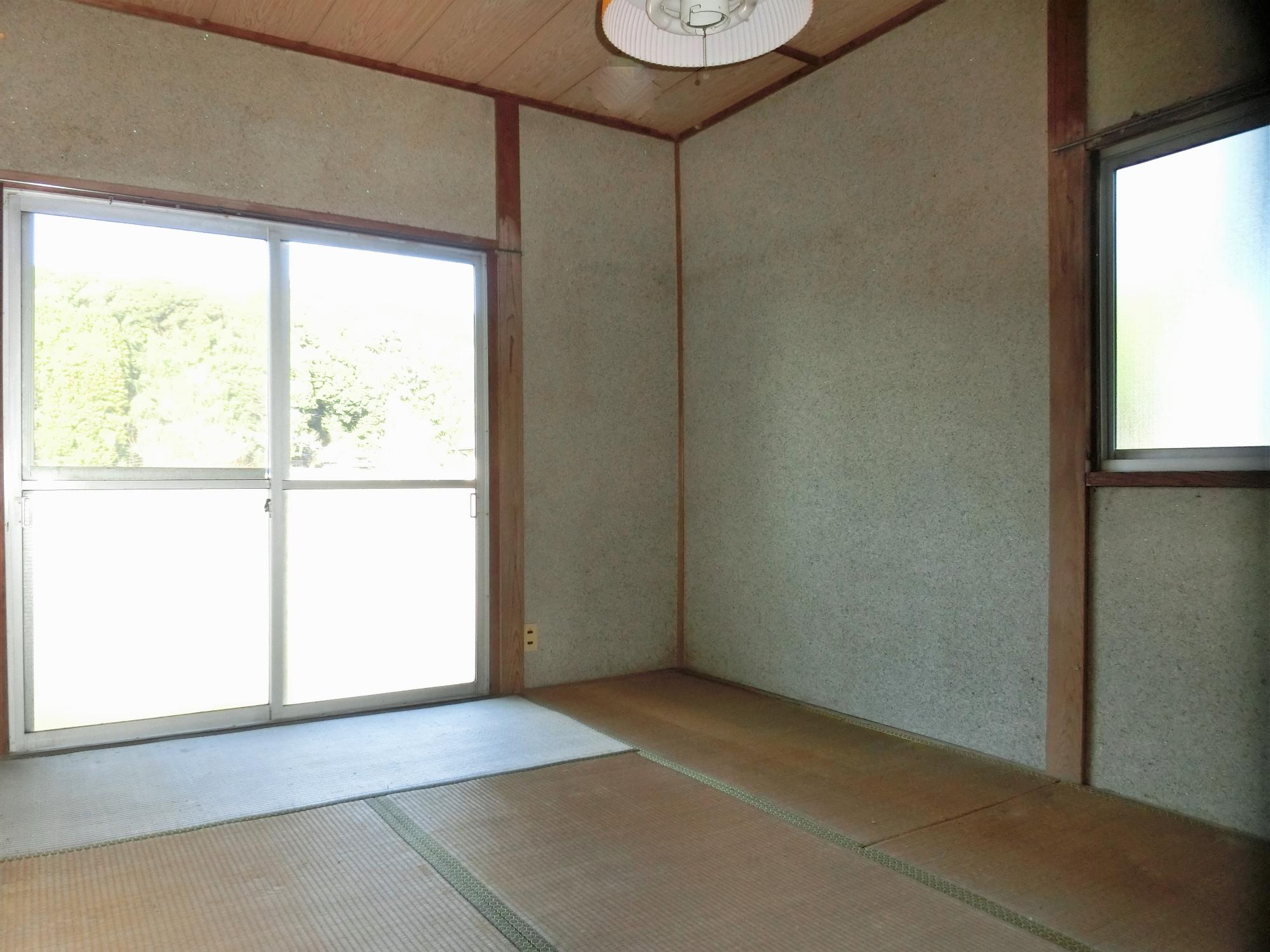 1970s wood house on a large plot in Fukuoka