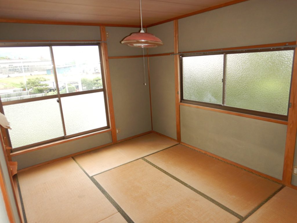 1970s wood house, 15-min walk to station, Ehime