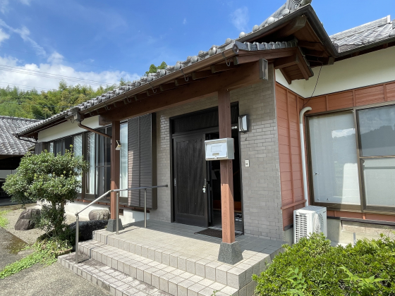 1990s wood house on a large plot in Miyazaki