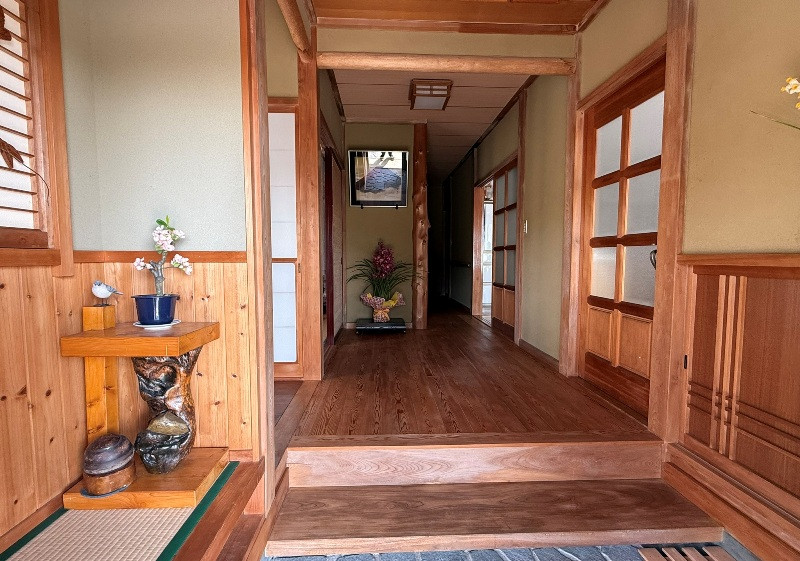 Farmland, office, and storage with spacious traditional home, for creative pursuits