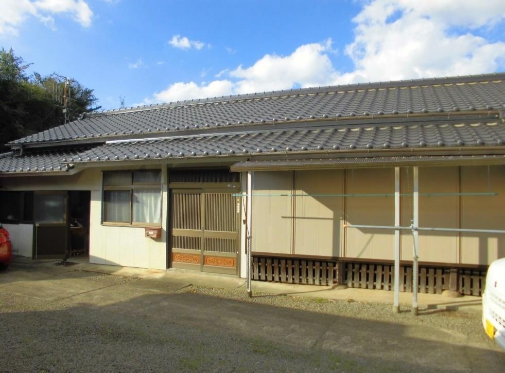 1950s wood house on a large plot in Takemoto, Izumi