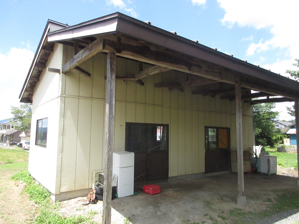 1980s wood house with outbuildings in Iwate