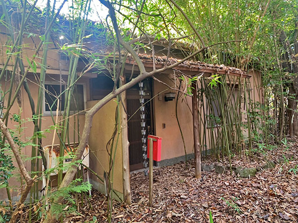 1970s wood house on a large plot in Nara