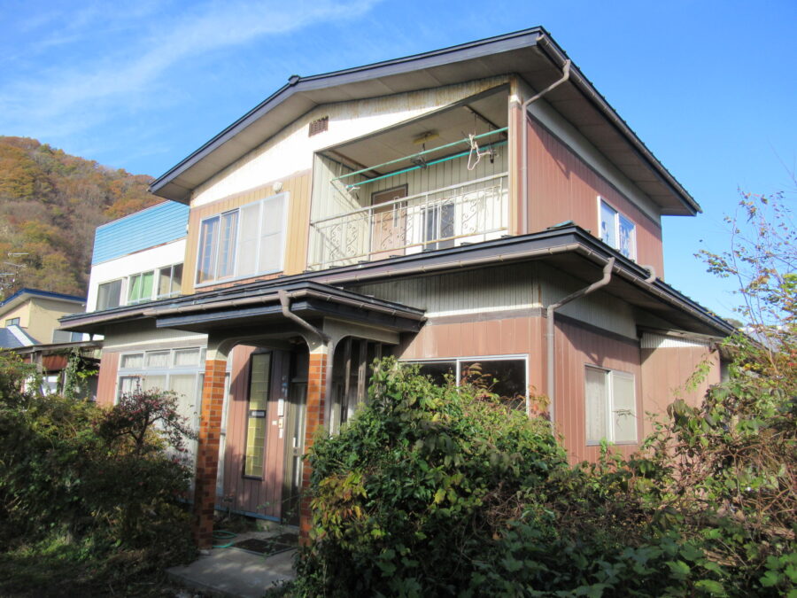 1970s wood house, 8-min walk to station, Aomori