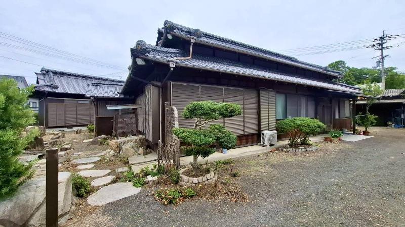 1930s wood house on a large plot in Kagawa