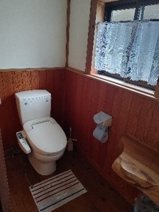 1980s wood house on a large plot in Niigata