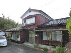 1970s wood house on a large plot in Niigata